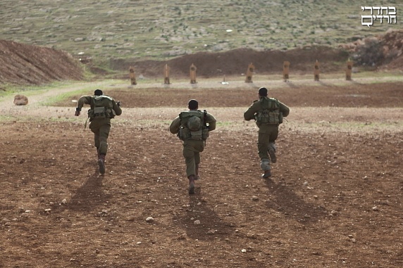 חיילי הנח"ל החרדי מסתערים. צילום: יעקב נחומי