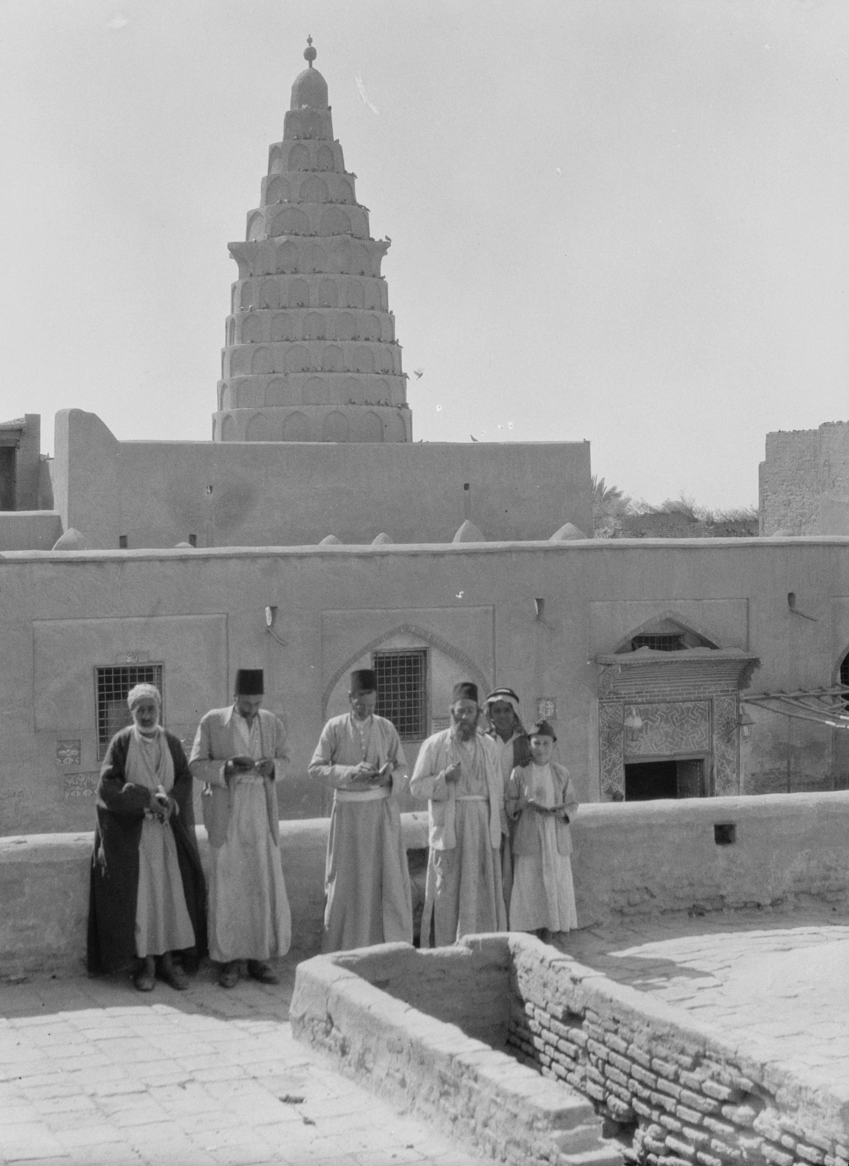 יהודים ליד קבר הנביא יחזקאל, בשנת תרצ
