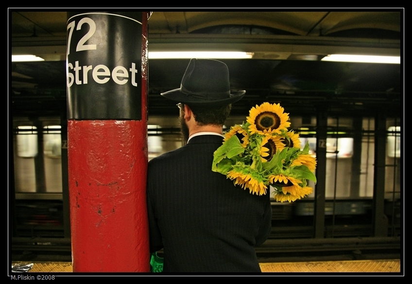 מביא פרחים למנצחת? ברכבת התחתית. צילום: מאיר פלסקין