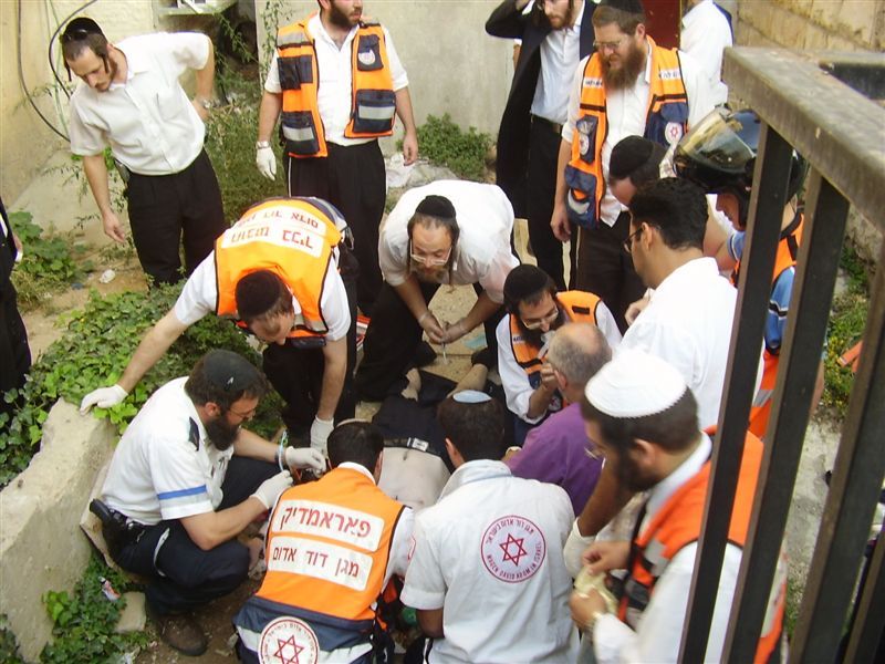 אנשי ההצלה מטפלים בוובר לאחר נפילתו. צילום: דוברות הצלה ישראל