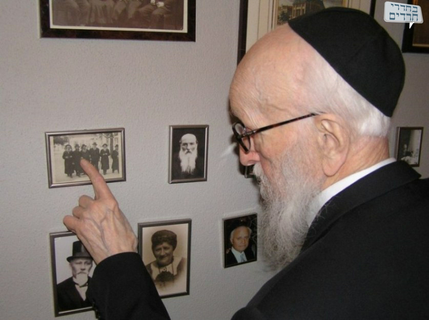 מצביע על תמונת אביו יחד עם האהבת ישראל מויז