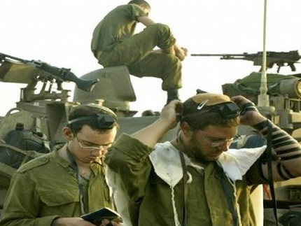 חיילים מתפללים לפני היציאה לקרב. צילום ארכיון