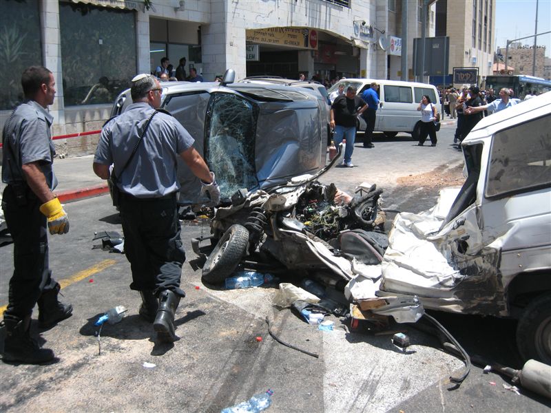 ברקע: רכבה של אליזבת גורן פרידמן (צילום: דוברות איחוד הצלה)