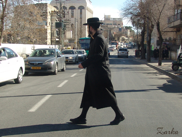 אברך חוצה את הכביש בניחותא, בלי חשבון (צילום: מנח זרקא)