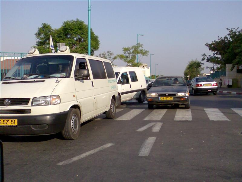 הוא ממהר, אז הוא עוקף. קו לבן זה לא נחשב (צילום: הגולש מהיר חימה)