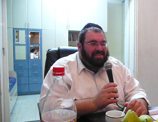 הרב גיברלטר מדבר בחוג-בית (צילום: הגולש 