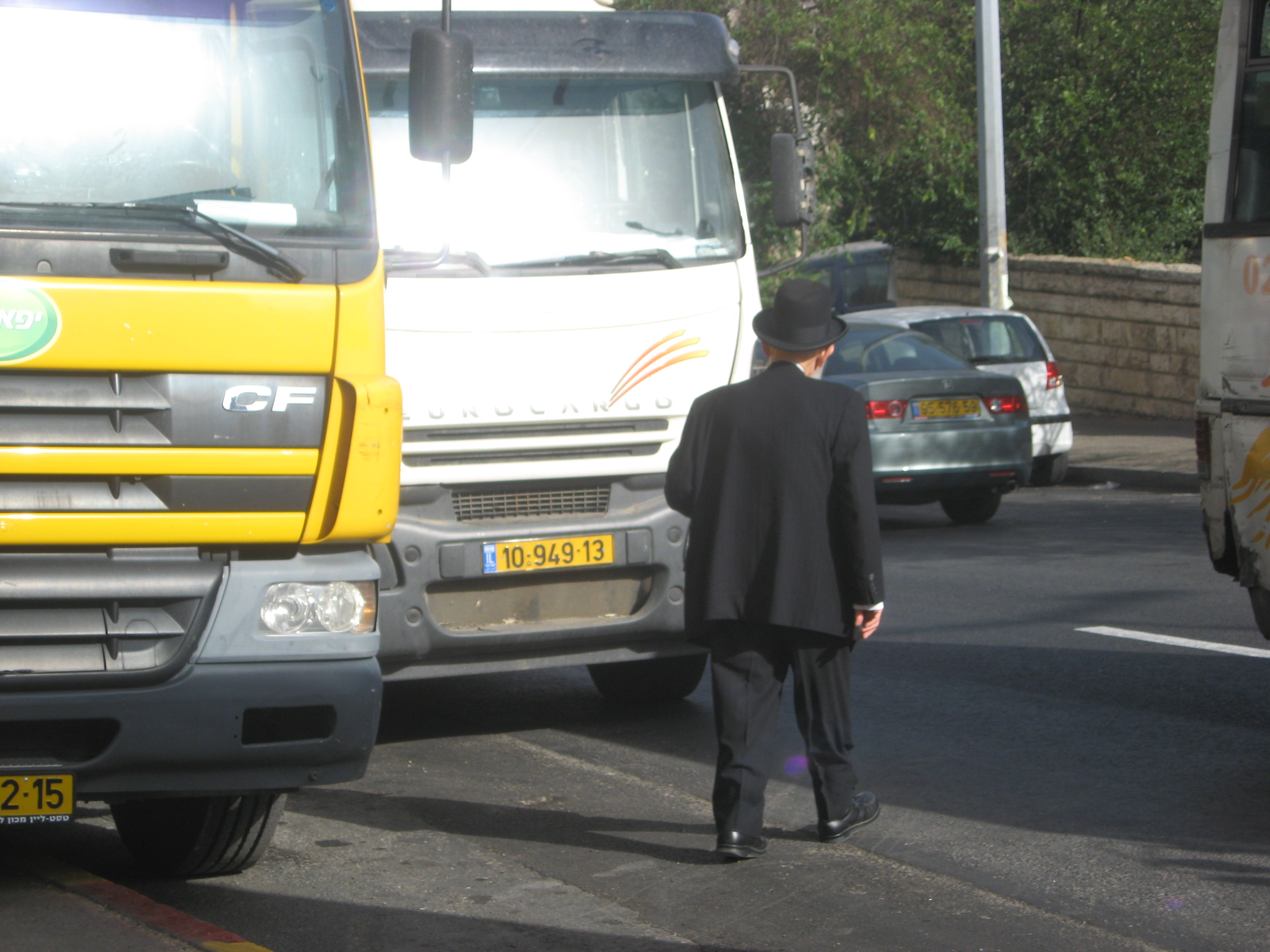 היהודי הזה בחר בכל אופן לעקוף ולרדת לכביש. תראו לאן הוא הולך!