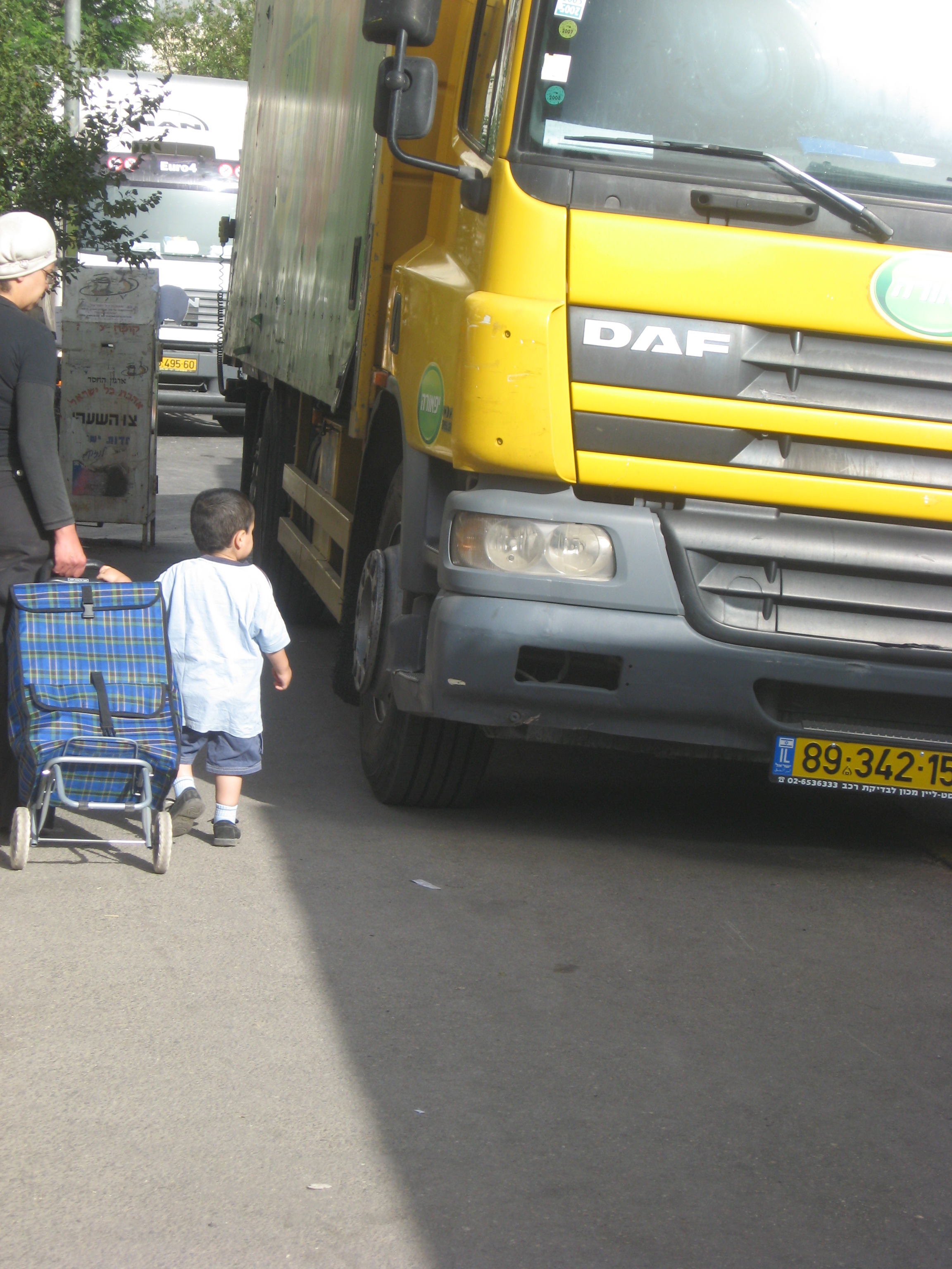 היא תעבור או שתיאלץ לרדת לכביש?