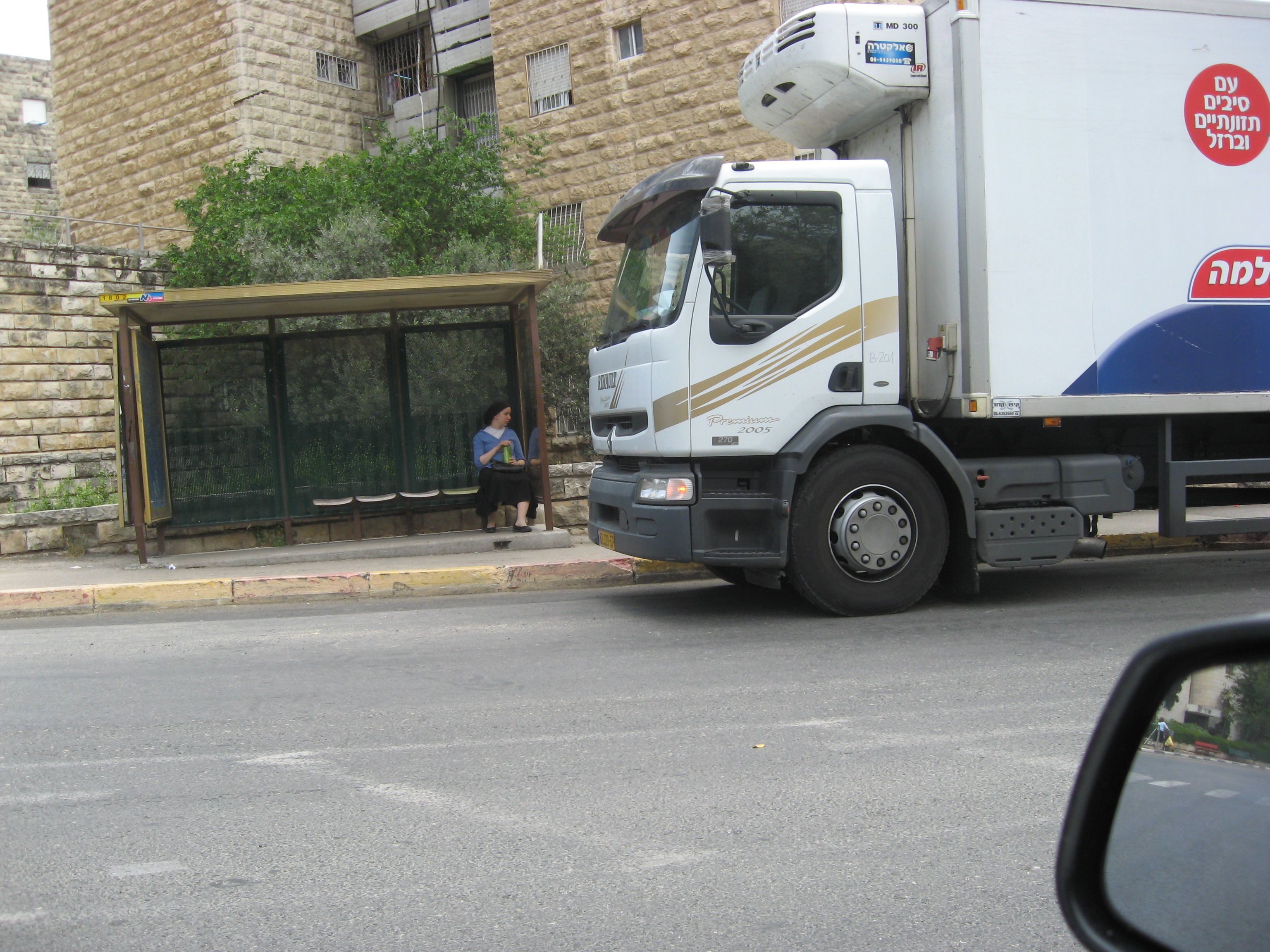 עצירה, במדוייק, בתחנת האוטובוס