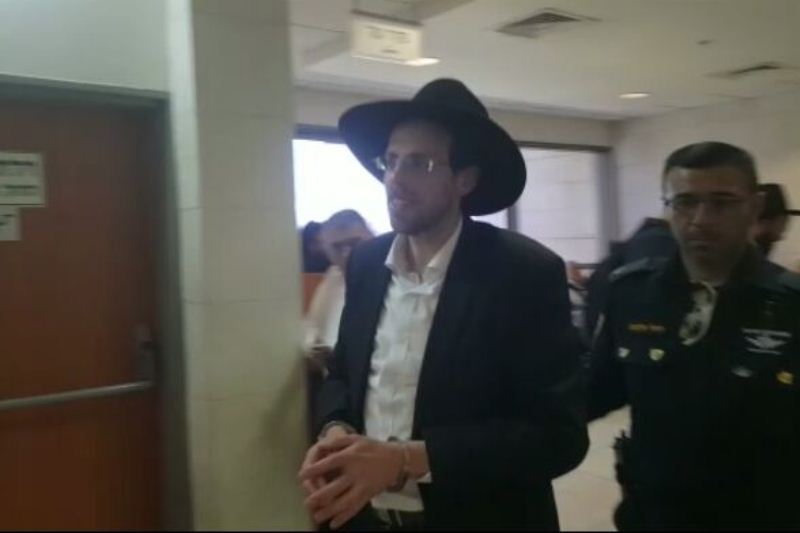 טריגר בבית המשפט בעת מעצרו
