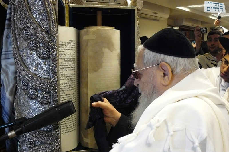 הרב בבית הכנסת. צילום: יעקב כהן