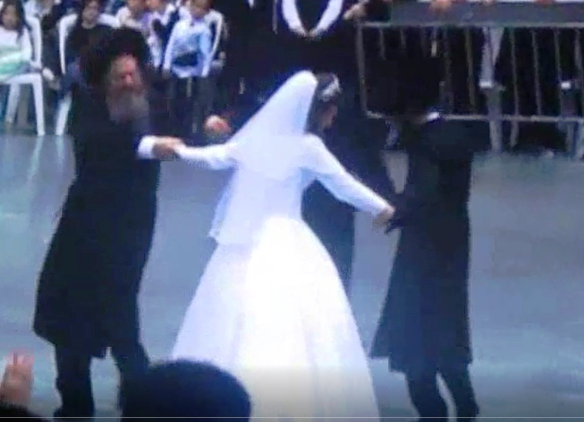 הריקוד של הרבי מקרלין עם בתו הכלה (צילומסך)