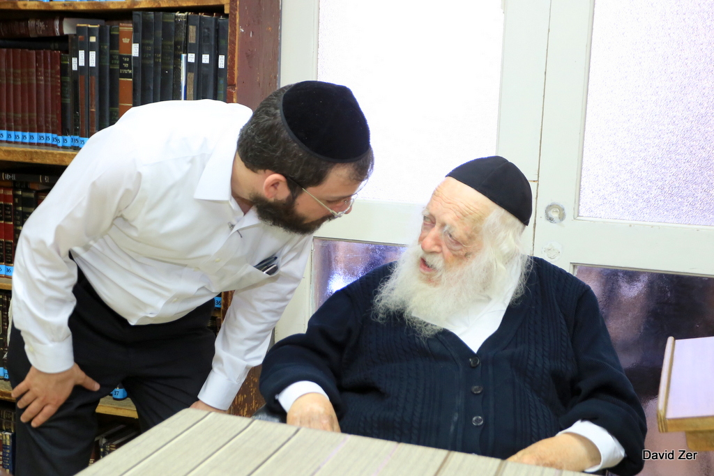 הרב אריה קנייבסקי עם סביו. צילום: דוד זר