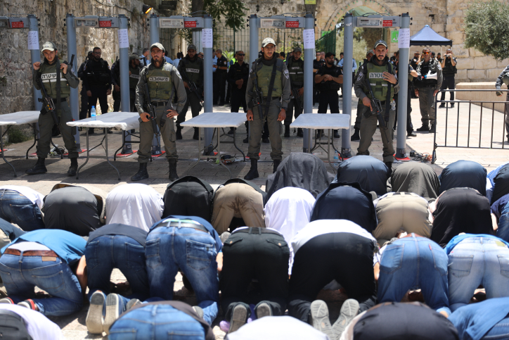 וישתחוו לך לאמים. המוסלמים מתפללים מחוץ להר הבית כאות מחאה. (צילום: פלאש 90)
