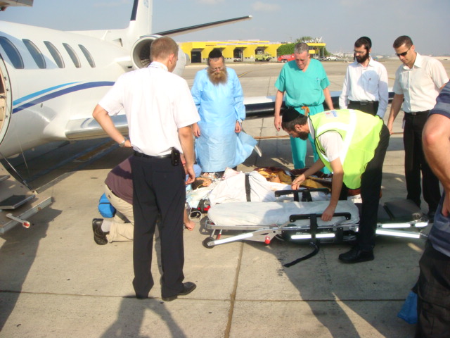 הפצוע מועבר לאמבולנס, עם נחיתת המטוס (צילום: דוברות 