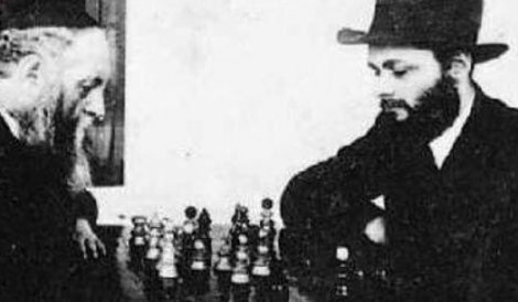 האדמו"ר מליובאוויטש במשחק שחמט בליל-הניטֶל (צילום: col), 