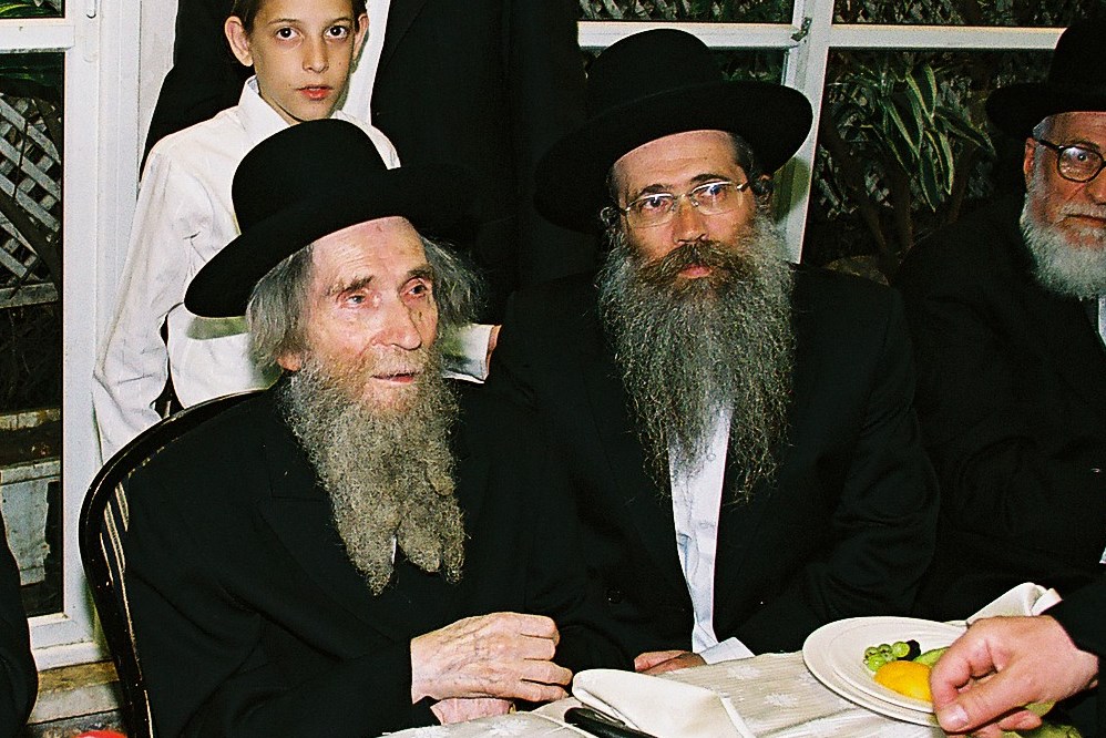 רבי שרגא עם אביו רבי אהרן לייב. צילום: שוקי לרר