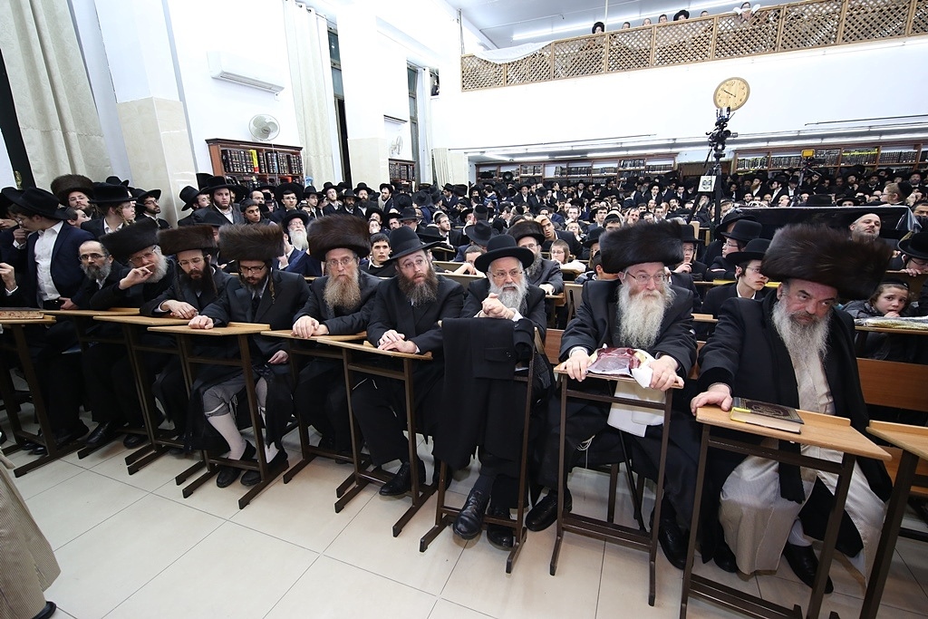 הרבנים בעצרת במוצאי שבת. צילום: אלי קובין