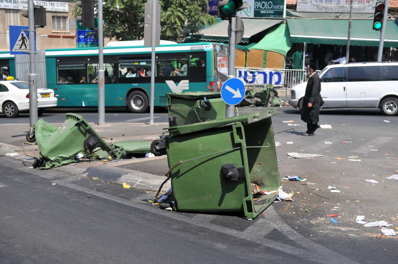 פחי זבל הפוכים באזורים החרדיים, היום (צילום: אליהו הלוי)