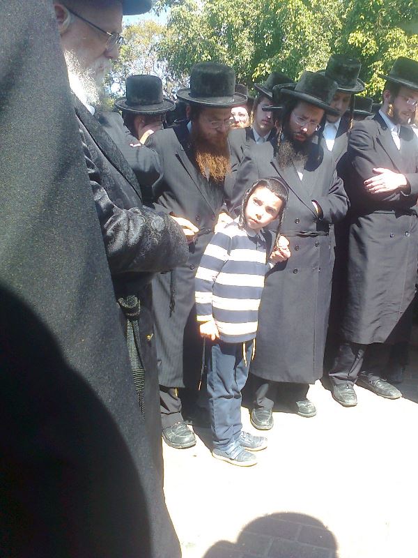 הילד בן ה-8 במסע הלוויה. (באדיבות המצלם)