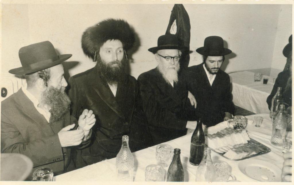 הרב נוסבוים בשמחת אירוסיו עם הרב אלישיב וחמיו הרב גרוסמן