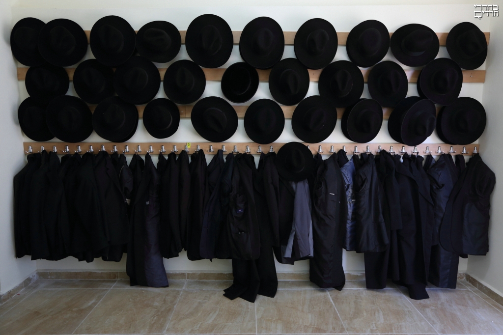 חדר חליפות וכובעים