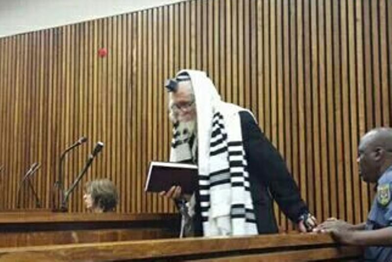 הרב ברלנד בבית המשפט בדרום אפריקה. צילום: jacanews