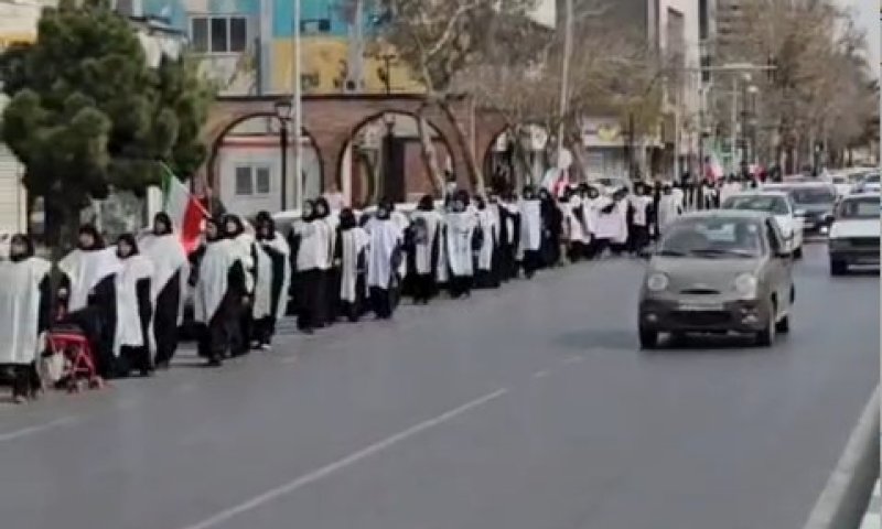 מפגן הזדהות המוני בעיר משהד בעקבות חיסול ח'אמנאי