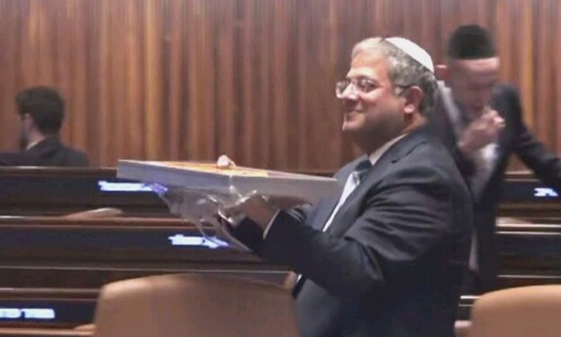 מליאת הכנסת אישרה את חוק עונש מוות למחבלים: בן גביר חילק בקלאוות