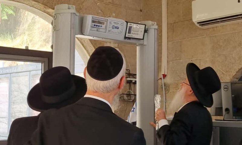 מעתה מעבר דרך שערי הכניסה לכותל בשבת - מותר גם לדעת המחמירים