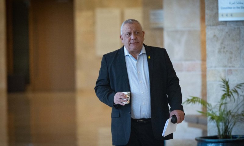 איזנקוט דרש מכה רחבה באיראן, נתניהו הסתפק בטיל אחד