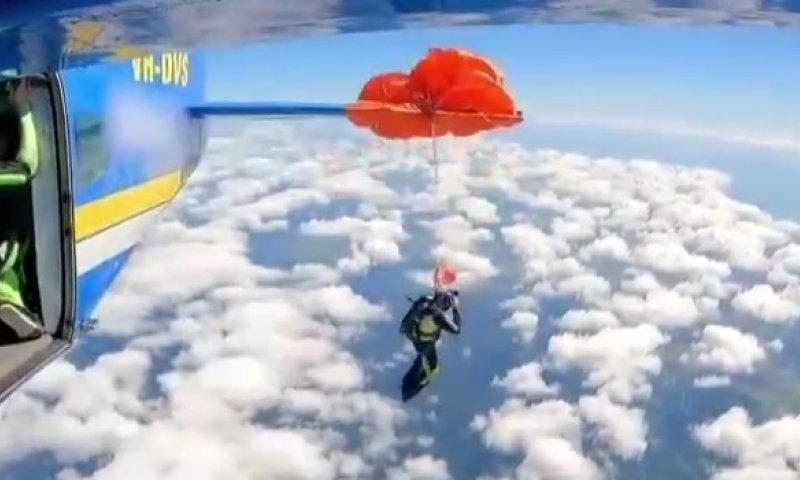תיעוד דרמטי מאוסטרליה: מצנח החירום הסתבך בכנף המטוס