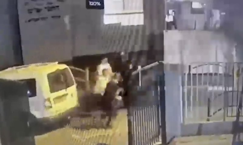 תיעוד קשה מבני ברק: נער שוליים הכה אברך בראשו באמצעות אבן