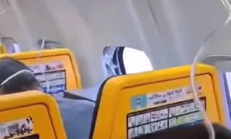 דרמה באוויר: נוסע כמעט נשאב מהחלון שנופץ בטיסה