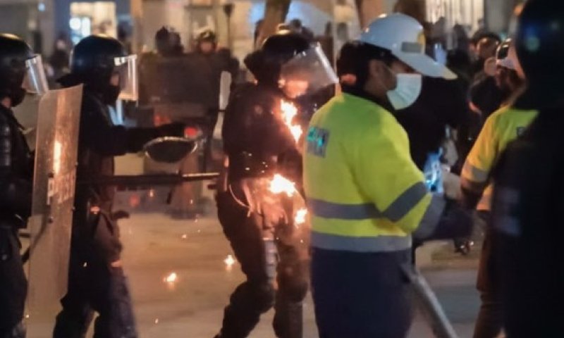 המחאות באיראן מסלימות: שוטר משמרות המהפכה עולה באש