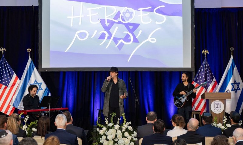 משביל ביבס בפריז ועד אלף כיסאות בברלין: העולם מציין את 7 באוקטובר