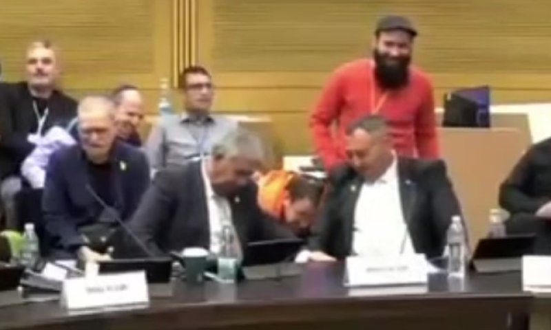 הח"כים מיש עתיד קפצו: פולש מסתורי הזדחל במהלך הדיון