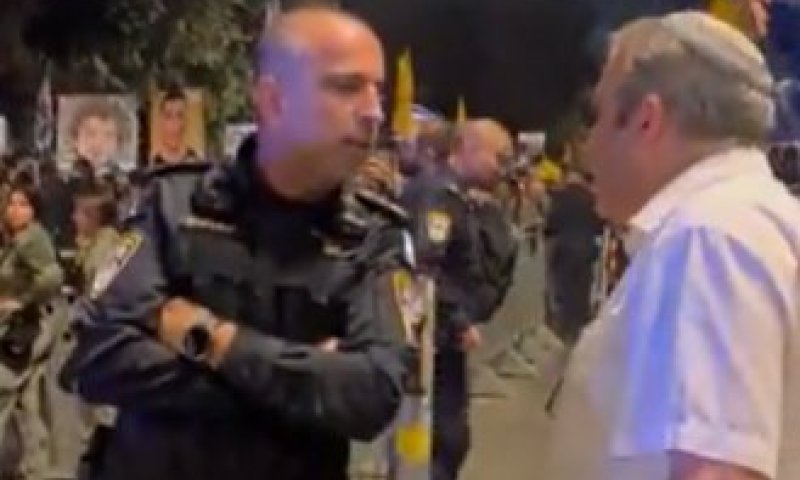 עימות סוער בירושלים: ח"כ גלעד קריב התעמת עם קצין משטרה על רקע מעצר מפגינים