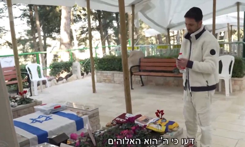 מרגש: שורד השבי אלקנה בוחבוט הגיע לקבר הנופלים ואמר מזמור לתודה