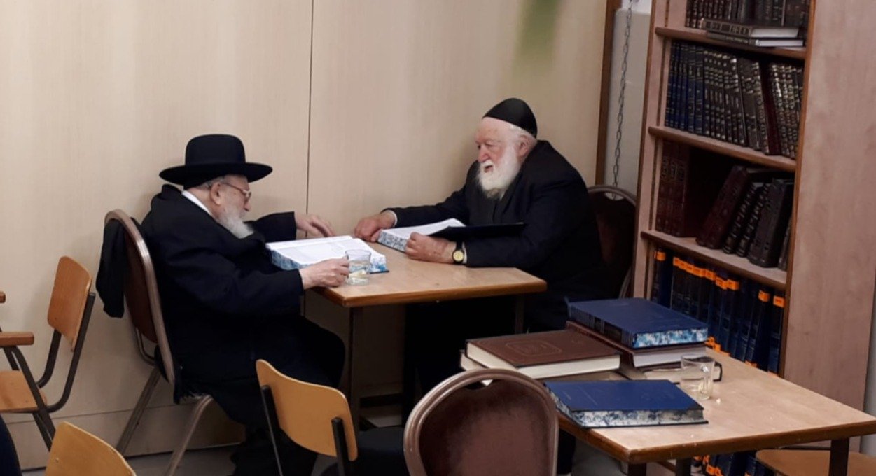 באדיבות