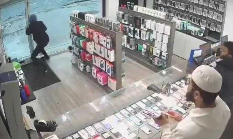 ברח עם האייפונים ונתקע בדלת: ניסיון שוד מביך בחנות בבריטניה