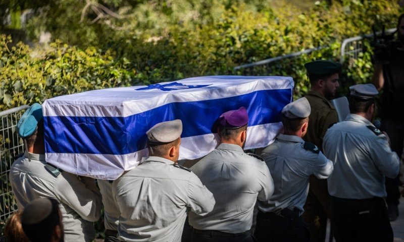 "שלום עליכם היה השיר שלו": מאות ליוו למנוחות את רס"ר אפי פלדבאום שנהרג בעזה