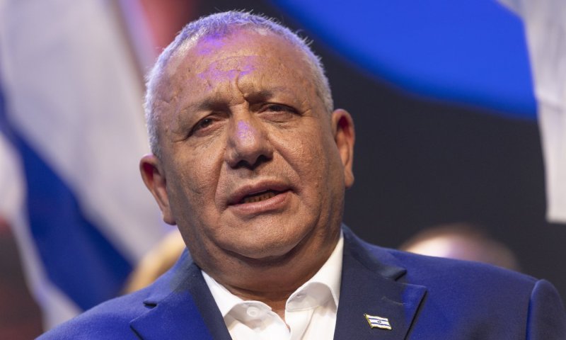 העיתון האמריקני מסמן: זה האיש שמאיים על שלטון נתניהו