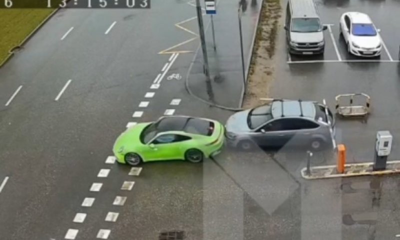 החיסכון שעלה ביוקר: ניסה לחמוק מתשלום בחניון והתנגש ברכב יוקרה