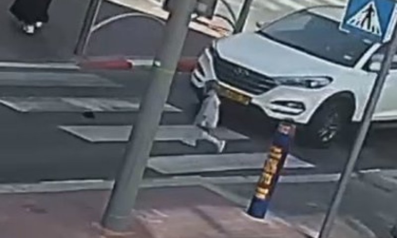 נס עצום בבני ברק: הילד נשכב מתחת למכונית נוסעת - ונותר ללא פגע