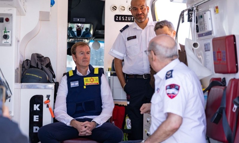ברקע המלחמה: שגריר&nbsp;האיחוד האירופי לישראל תרם דם