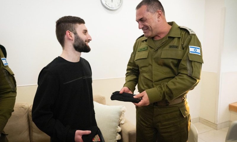הרמטכ״ל נפגש עם מתן אנגרסט ואיתן הורן | צפו בתיעוד