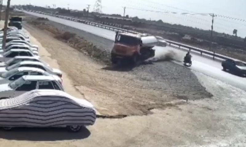 איראן: משאית איבדה שליטה וכמעט ריסקה אופנוען