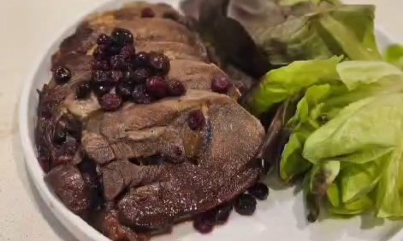 מתכון ללשון בקר מושלם ברוטב יין ופטריות 