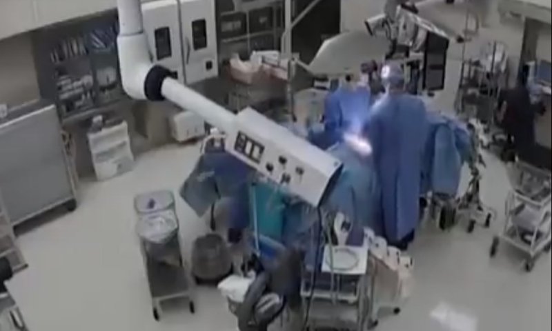 באמצע הניתוח: הרופאים הגנו בגופם על המטופלים בזמן רעידת אדמה